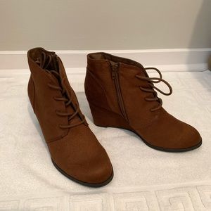 American Pie brand new size 9 1/2 brown suede shoe boot